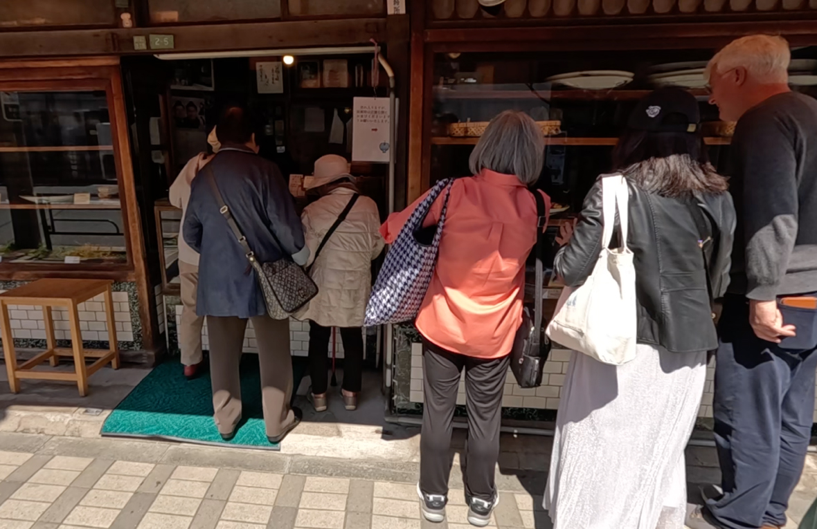 スターバックスの隣は佃煮の中野屋。おいしそうだ