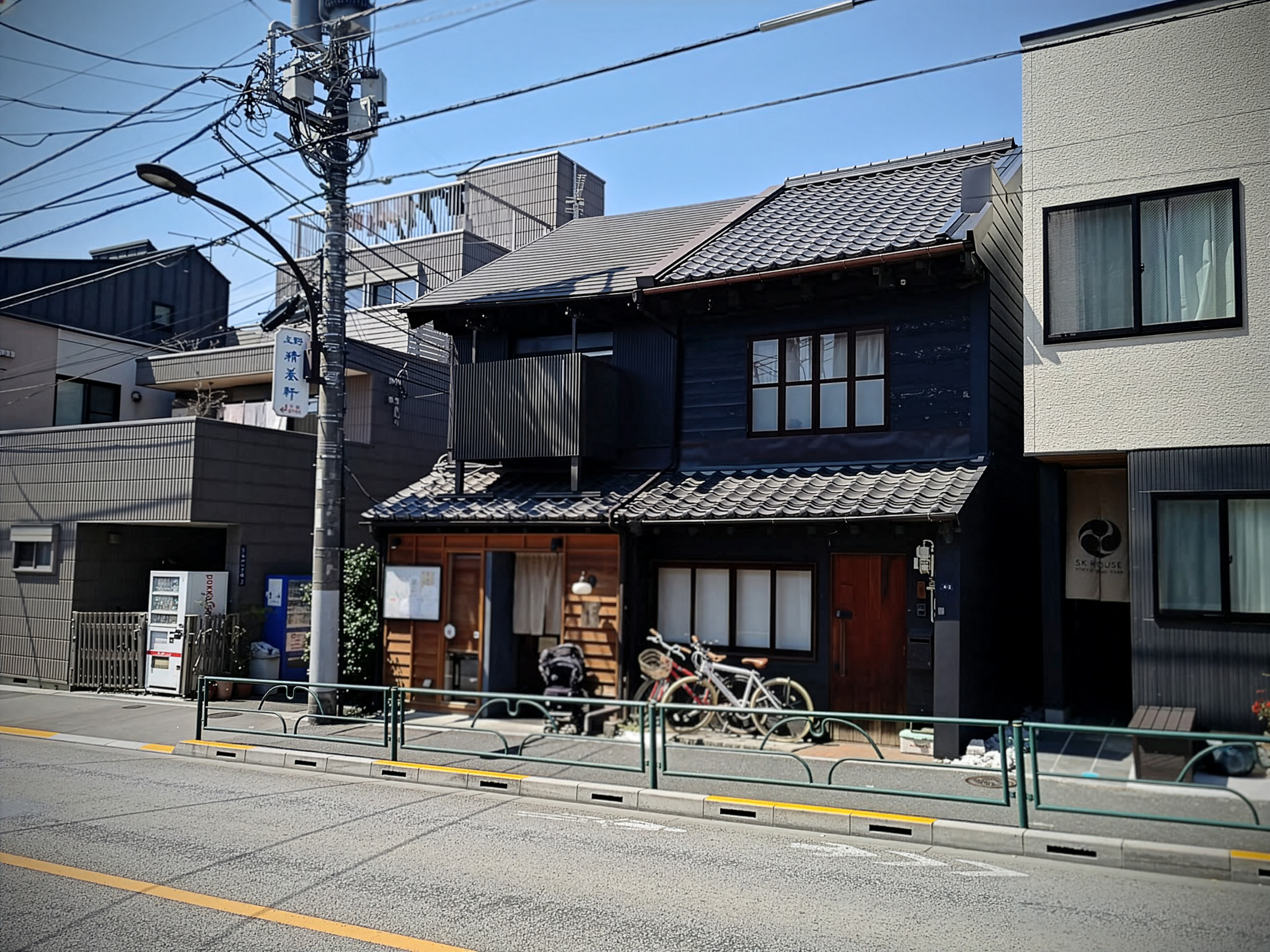 同じ言問通り沿いのうどん屋