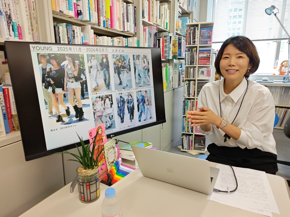 ご自分で撮影したファッションスナップを見せながらトレンドを語る渡辺先生<br>
以下、特記なきものはすべて三浦の撮影